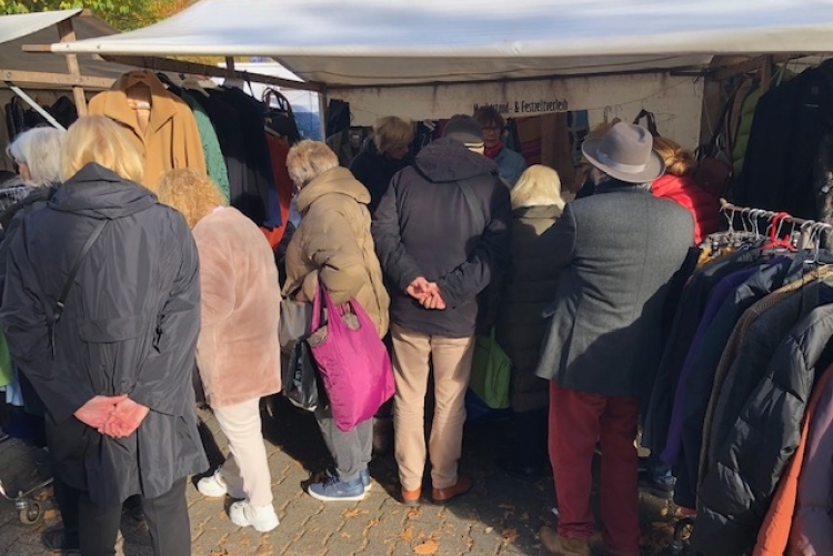 Ansturm auf unseren Flohmarkt-Stand 